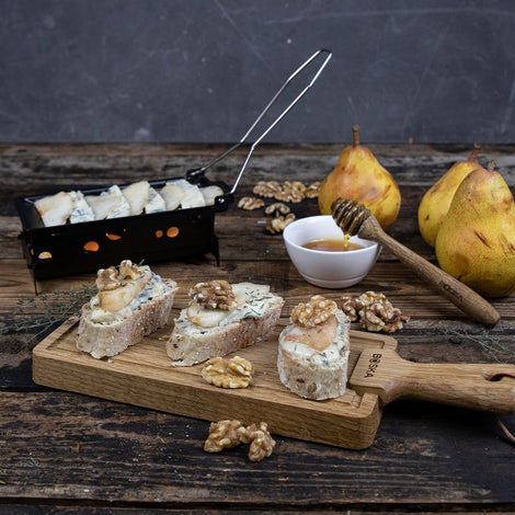 Baguette with warm Gorgonzola, pears and walnuts