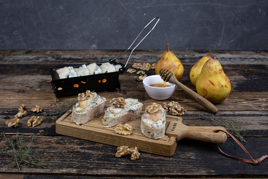 Baguette with warm Gorgonzola, pears and walnuts